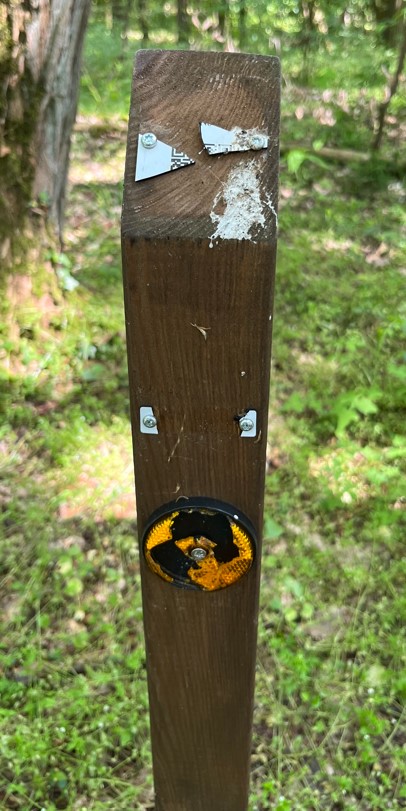beschädigte Stele